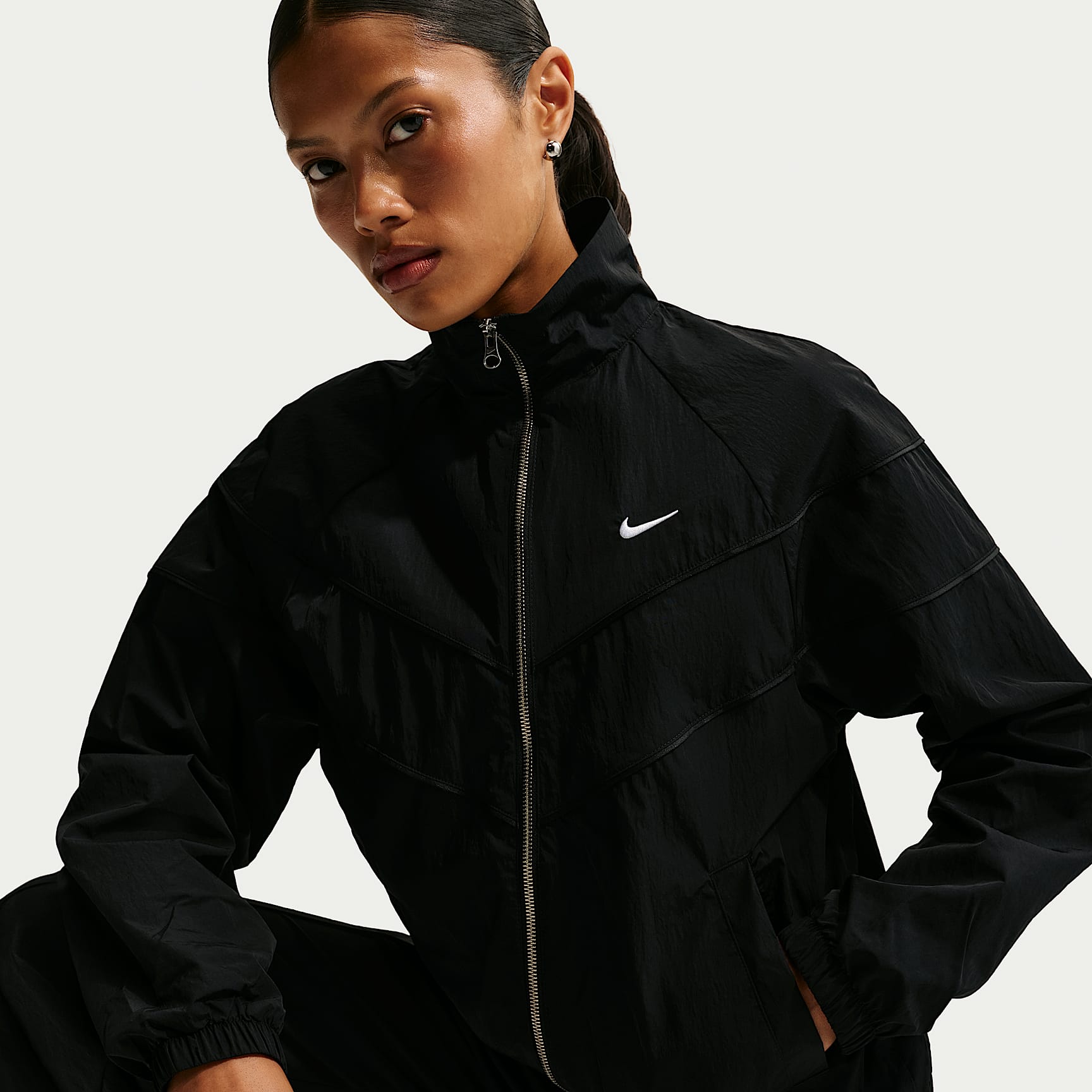 NIKE WR ウィンター ウーブン ブラック ナイロンパ Nike Windrunner Women's Loose UV Woven Full-Zip Jacket. Nike.com
